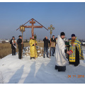В пос. Полотняный Завод возле трассы Калуга-Медынь освящен поклонный крест