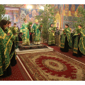 В канун праздника Троицы архиерейское богослужение прошло в Свято-Троицком кафедральном соборе