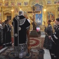 Митрополит Климент совершил утреню Великого Пятка с чтением двенадцати Страстных Евангелий в Троицком соборе
