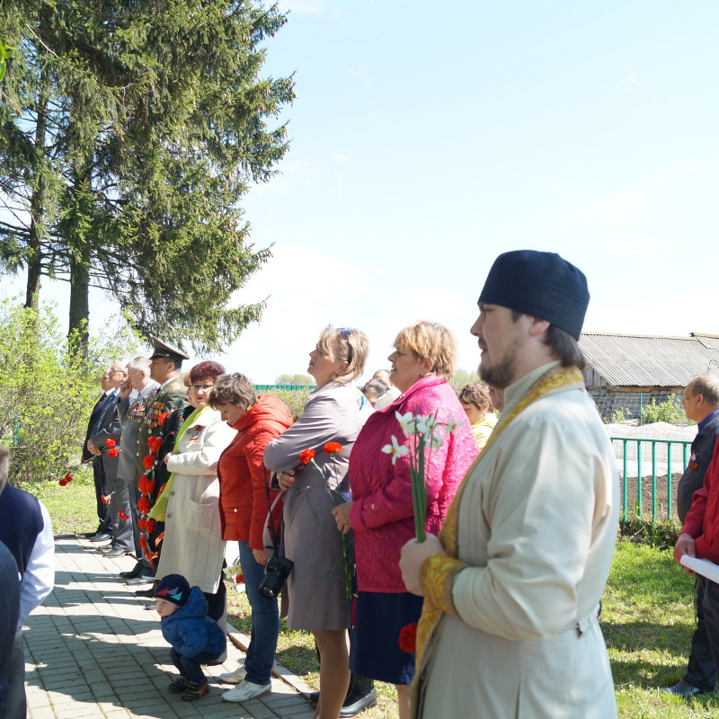 Минутой молчания почтили честь героев в деревне Романово на братской могиле 