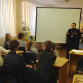 Клирик Калужской епархии пообщался со школьниками в сельской библиотеке п. Юбилейный