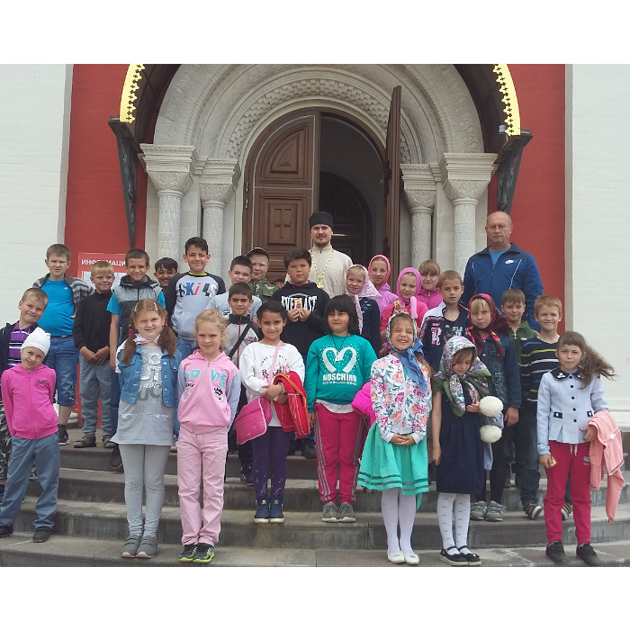 Воспитанники детского лагеря посетили храм Георгия Победоносца д. Романово