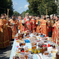 Митрополит Климент совершил Литургию в Казанском храме и принял участие в праздновании Дня мёда в Медыни