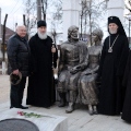 Митрополит Климент посетил скульптурную композицию святым благоверным князьям Петру и Февронии в Кирове