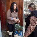 Волонтеры Миссии «Милосердный самарянин» раздают продуктовые наборы пожилым людям, находящимся в самоизоляции