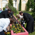 Акция «Все самое лучшее детям!» по посадке цветов прошла в сквере у стен Никитского храма г. Калуги