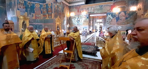 Духовенство 7-го и 8-го благочиний Калужской епархии совершили молебен перед мощами святого Александра Невского