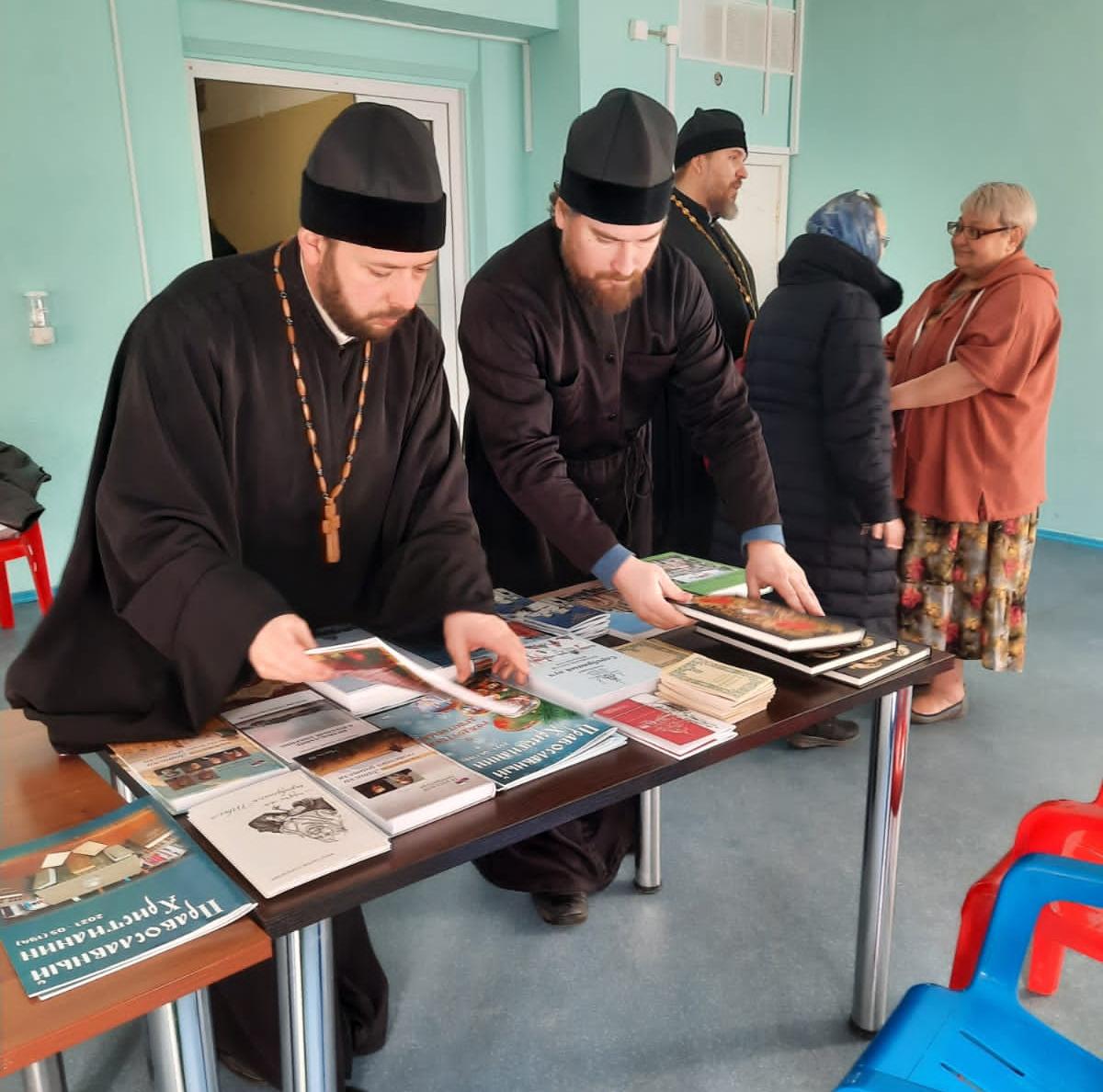 Представители Калужской епархии поздравили с Днем Православной книги вынужденных переселенцев из Донбасса