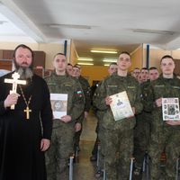 Священнослужитель провел с военнослужащими встречу в рамках Дня Православной книги