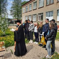 На аллее выпускников Кривской школы посадили новые деревья