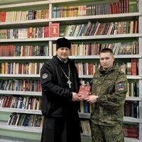 Доставлены комплекты духовной литературы для воинских библиотек
