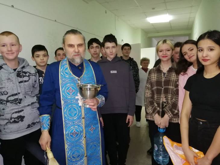 Клирик Калужской епархии вместе со школьниками посетил больницу
