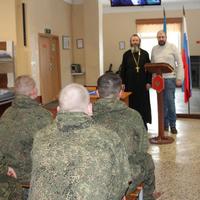 Священнослужитель совместно с участником боевых действий на Донбассе встретились с военнослужащими по призыву