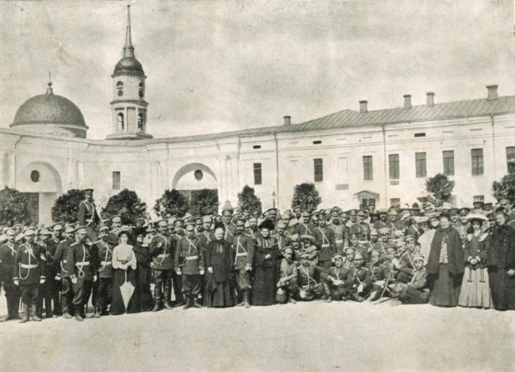Офицеры 10-го Пехотного Новоингерманладского полка с жёнами перед отправкой на русско-японскую войну.